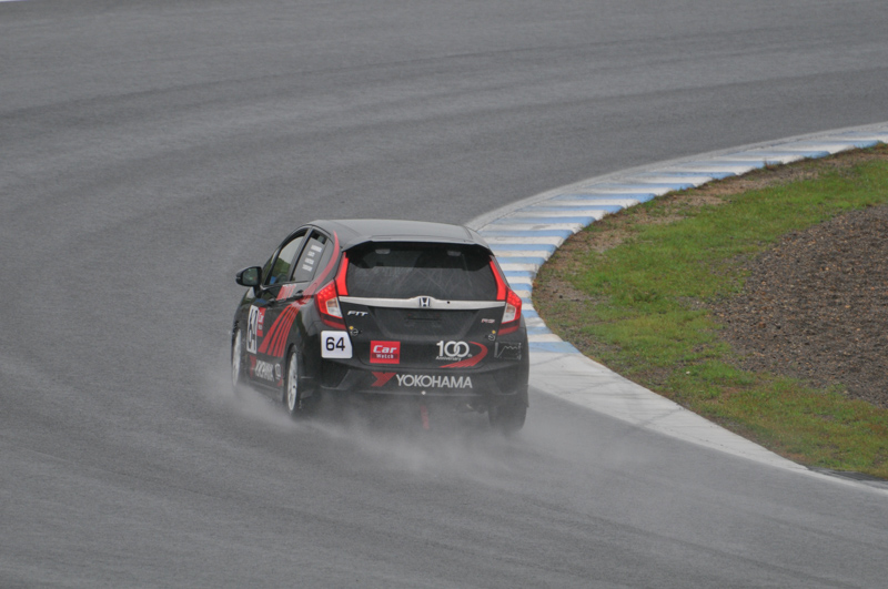 雨のツインリンクもてぎを走行する「Car Watch FIT」