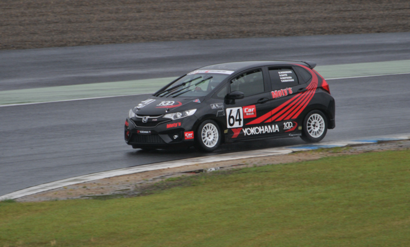 ウェットコンディションだが、大きな水たまりができるほどでもない