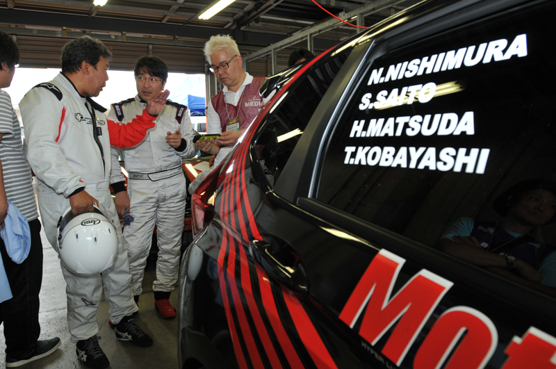 練習走行を終え、ピットに戻ったCar Watch FITとドライバー