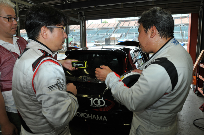 車載映像を見ながら状況を確かめ合う、西村直人氏（左）、斎藤聡氏（右）の両ドライバー