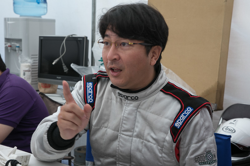 ウエット路面のセッティング確認と予選を走るAドライバーを担当した西村直人氏