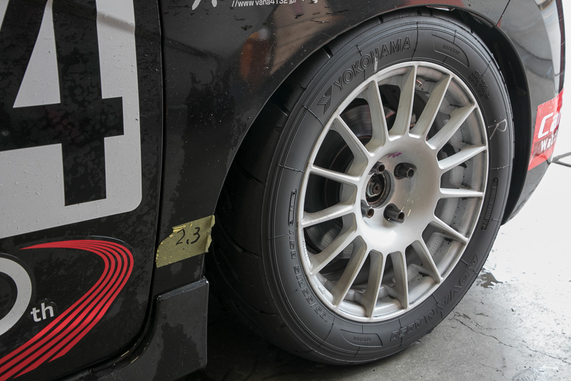走行中は気温23℃、路面温度も23℃と低いのでタイヤの温度が上がらない。とくにFF車はリアタイヤが暖まりにくく、気温が低いことに加えて雨が降っているため、ピットに入るとタイヤが冷えてしまうという状況に苦労をしたそうだ