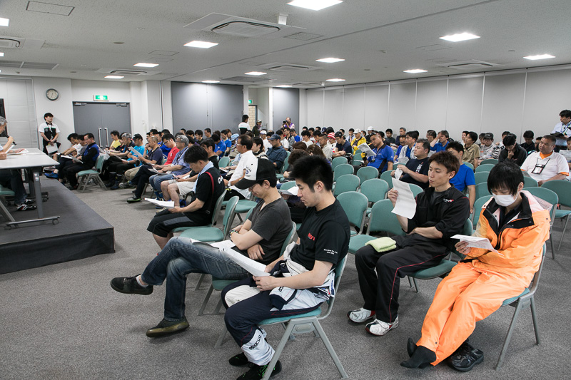 予選の走行を前に、チーム監督を集めた監督ミーティングが行なわれた