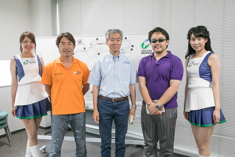 競技長の高谷克美氏（中央）とドライビングアドバイザーの田中哲也氏（中央左）、両サイドのツインリンクもてぎエンジェルのお2人と記念撮影をさせていただいた。中央右はCar Watchチームの監督を務める岩田