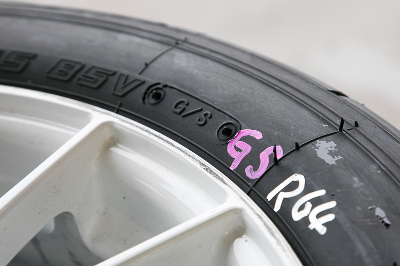 雨の予選ではGSコンパウンドを使用する。タイヤのショルダーにはコンパウンドのグレードを示す「G/S」の文字が入る