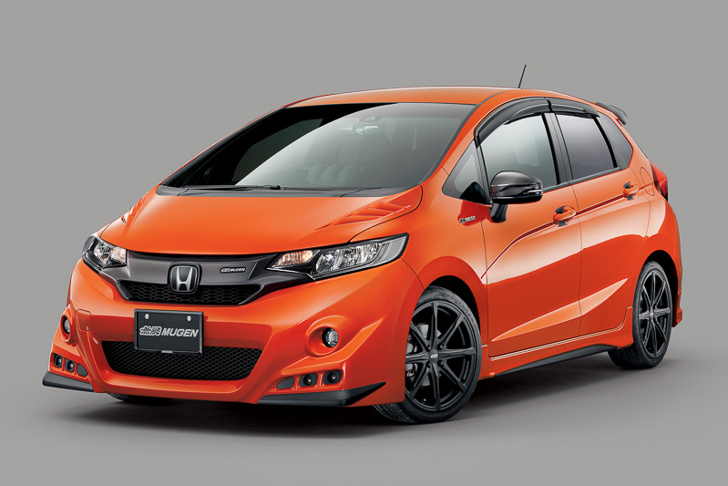 「フロントエアロバンパー」のスタイリングセットを装着した「フィット RS」