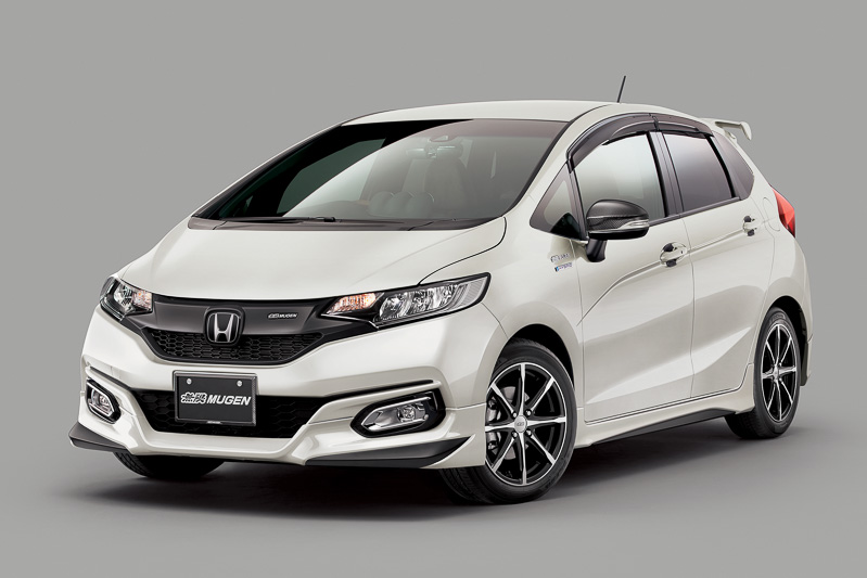 標準タイプ向けのスタイリングセットを装着した「フィット ハイブリッド」