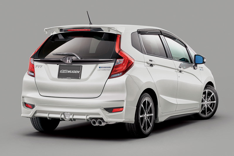 標準タイプ向けのスタイリングセットを装着した「フィット ハイブリッド」