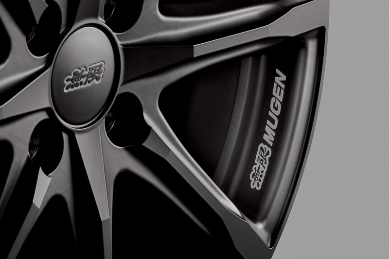 ホイールのリム部分に無限ロゴステッカーを装備