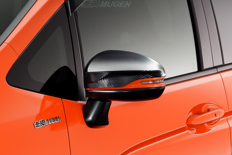 ドアミラーの上側をカバーするドライカーボン製の「カーボンドアミラーカバー」（4万3200円）