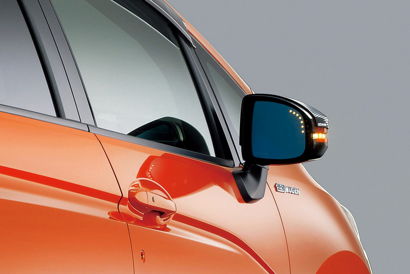 鏡面の外側部分のLEDがウインカーに連動して点滅する「ハイドロフィリックLEDミラー」（2万2680円）