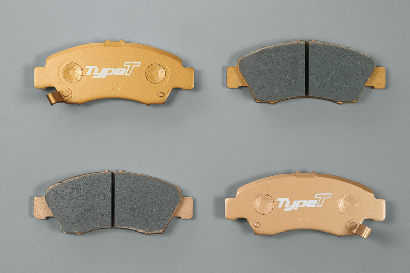 「タイプツーリング」のブレーキパッド。フロント用が1万6200円、リア用が1万4040円