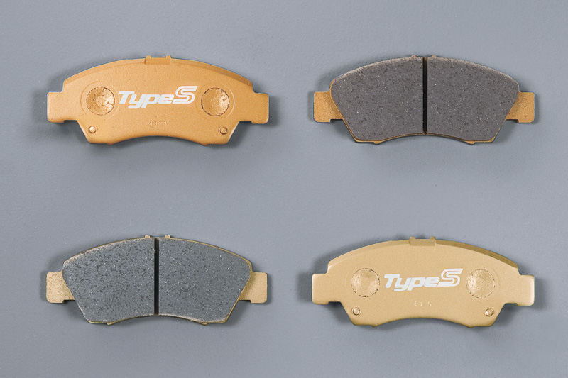 「タイプスポーツ」のブレーキパッド。フロント用が2万3760円、リア用が2万520円