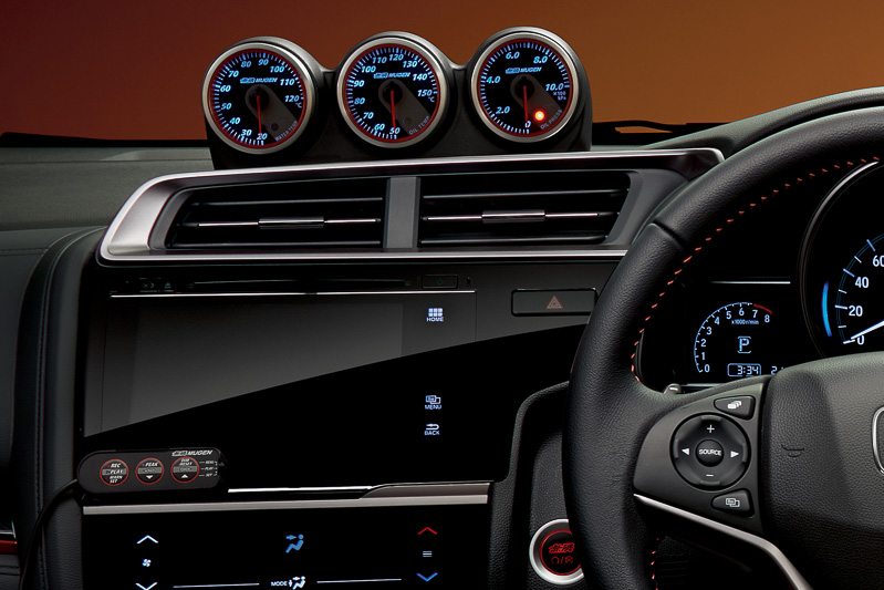 水温、油温、油圧を表示する高精度補助メーターの「アシストメーター」（14万400円）