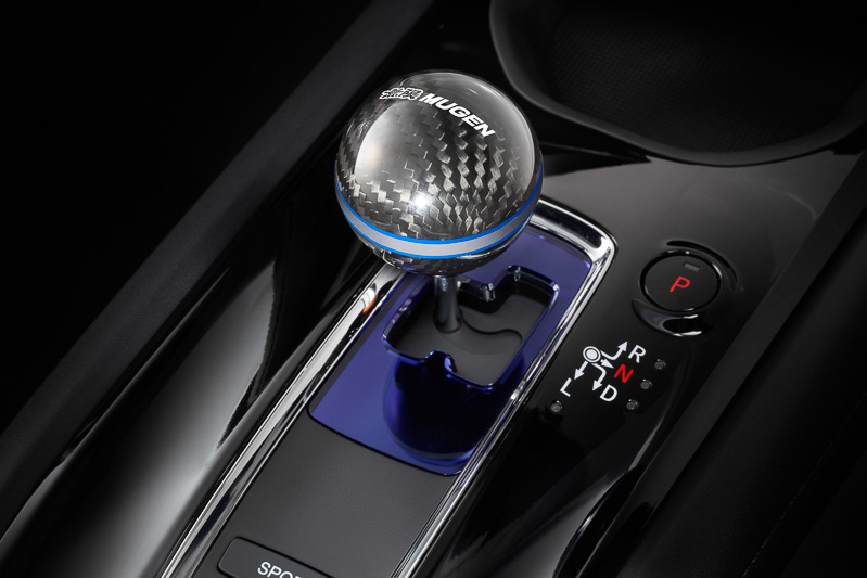 「カーボンセレクトノブ」は、無限ロゴを上部に配置する「アッパーロゴタイプ」（写真）と側面に配置する「サイドロゴタイプ」の2種類。価格はそれぞれ1万9440円