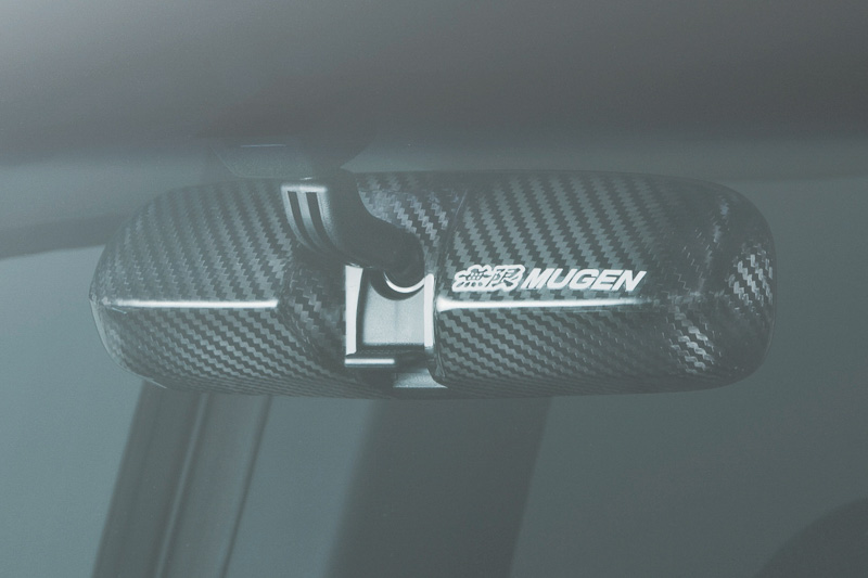 ドライカーボン製の「カーボンルームミラーカバー」（1万1880円）