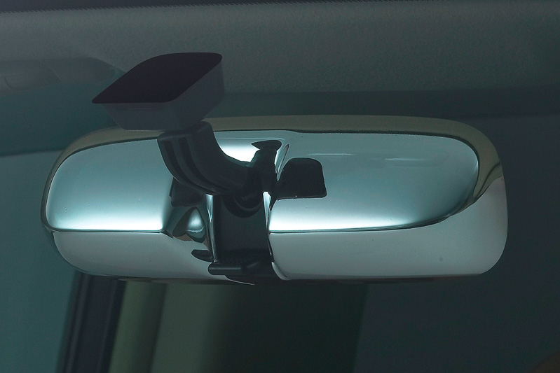 メッキ仕上げの「ルームミラーカバー」（8208円）