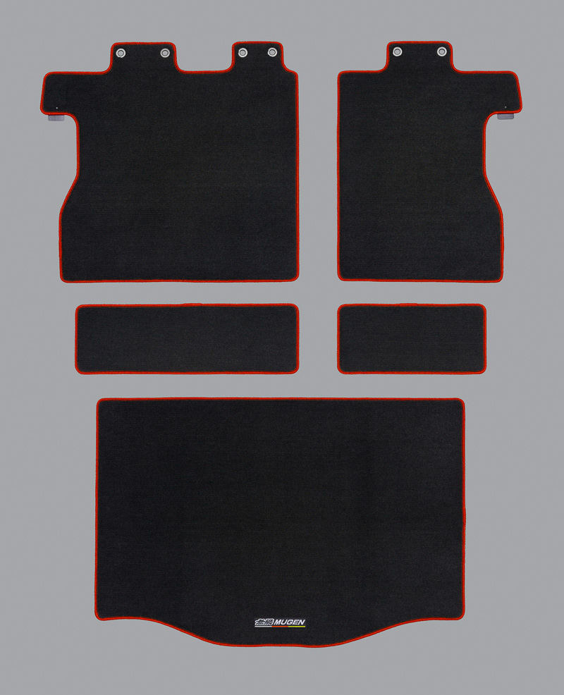 ブラック×レッドの「スポーツラゲッジマット」（2万2680円）