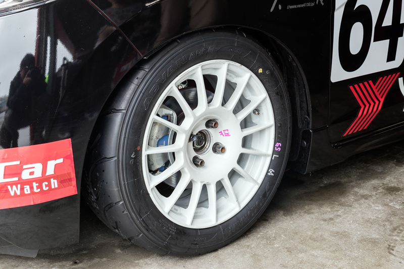タイヤは横浜ゴムの「ADVAN A050」