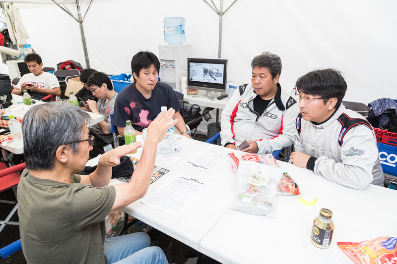 ドライバー4名でミーティング中