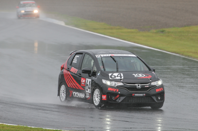 予選中は雨は降り続く