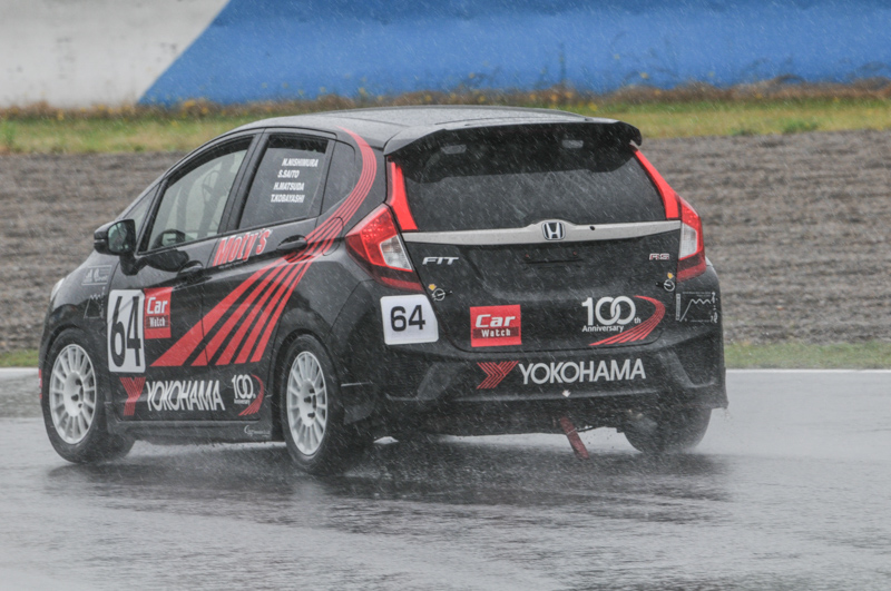 予選中は雨は降り続く