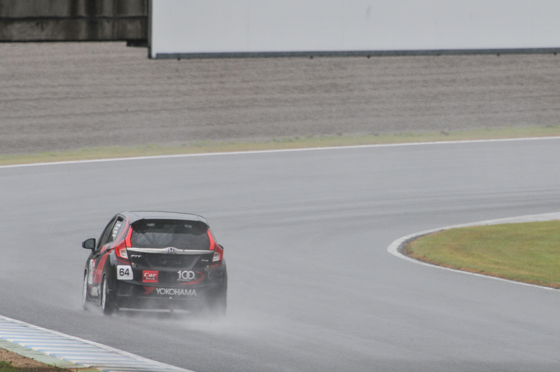 水しぶきを上げて走行