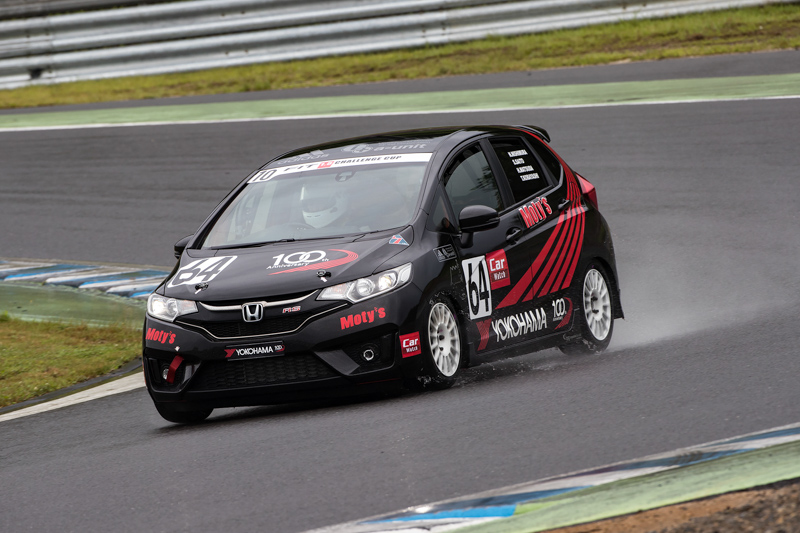 水しぶきを上げて走行