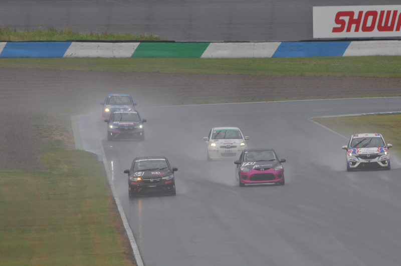 雨が降り続くなか、予選がスタートした