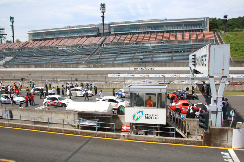 スターティンググリッドに並ぶ各車