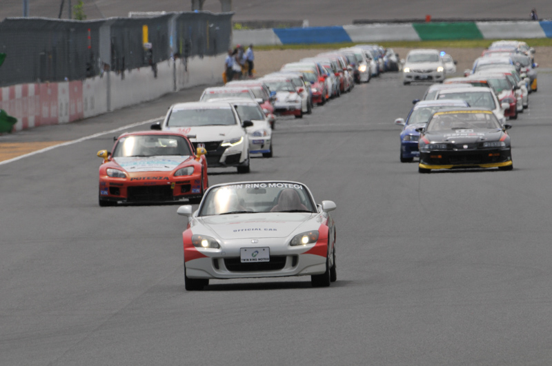 オフィシャルカーにつづいて周回する