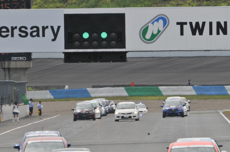 後方グリッドの第2グループもローリングラップをスタートする