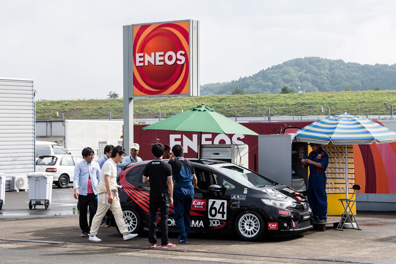 朝、給油を行なう