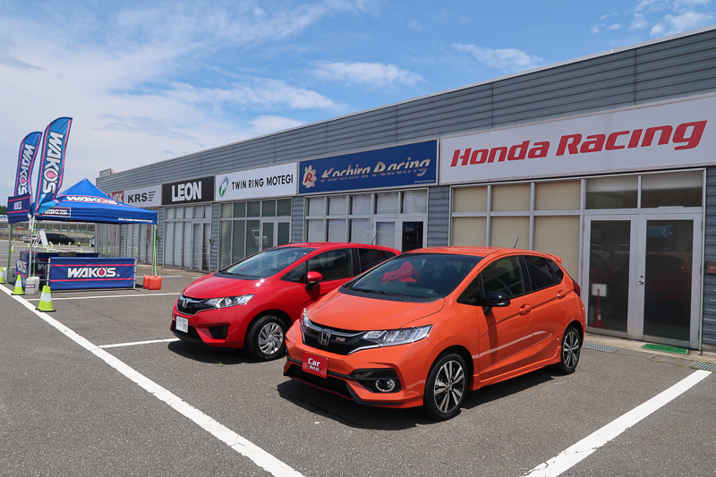 Joy耐会場の第1パドックで展示されている「フィット」のマイチェンモデル（右）と従来型モデル（左）