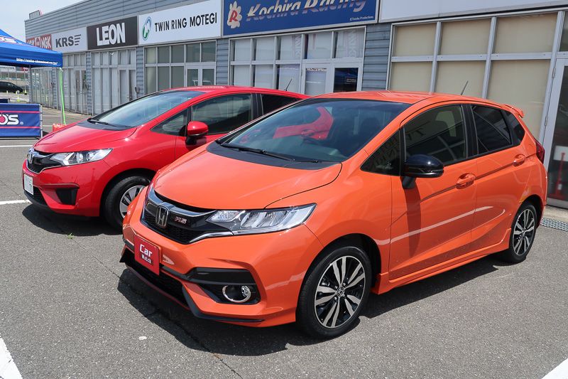 第1パドック「Honda Racing」前で、新しいフィットと従来型のフィットを並べて展示