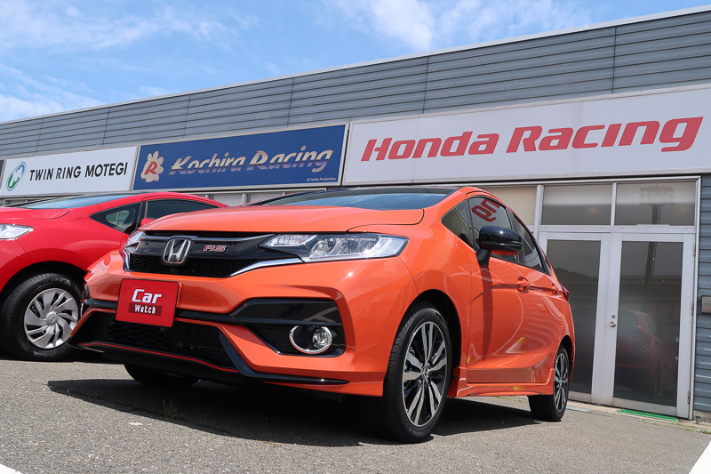 展示されている新型フィットは、「サンセットオレンジII」の「RS Honda SENSING」のCVT車