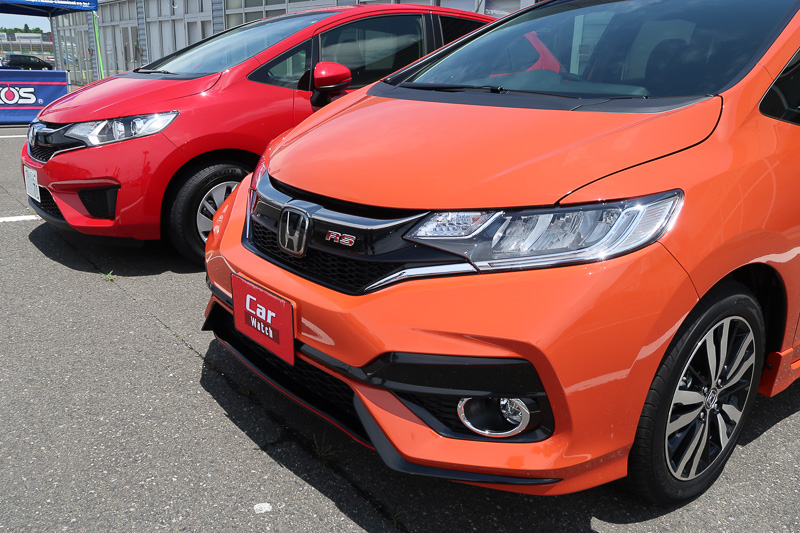 新旧フィットはフロントバンパーなどを変更し、エクステリアの雰囲気を変化させた