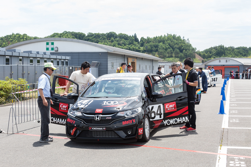 給油待ちのCar Watch FIT