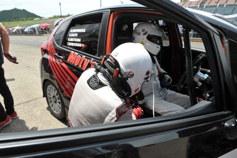 交代時は前のドライバーがサポート