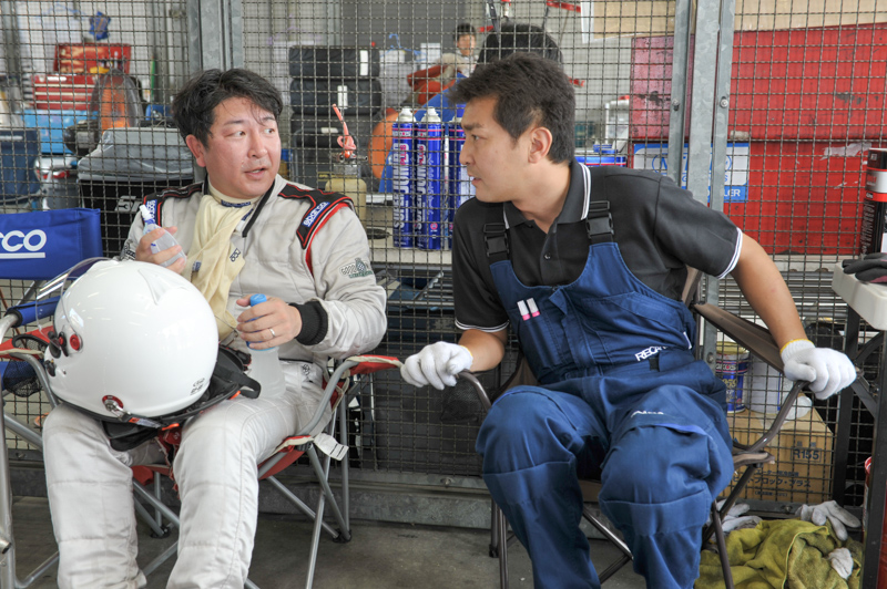 交代した西村直人氏が、メカニックと話している