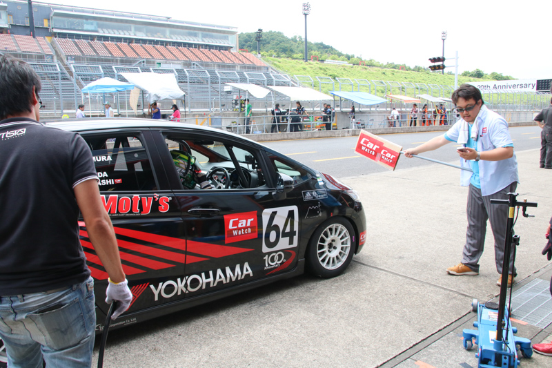 ドライバーが斎藤聡氏から松田秀士氏へ交代してスタート