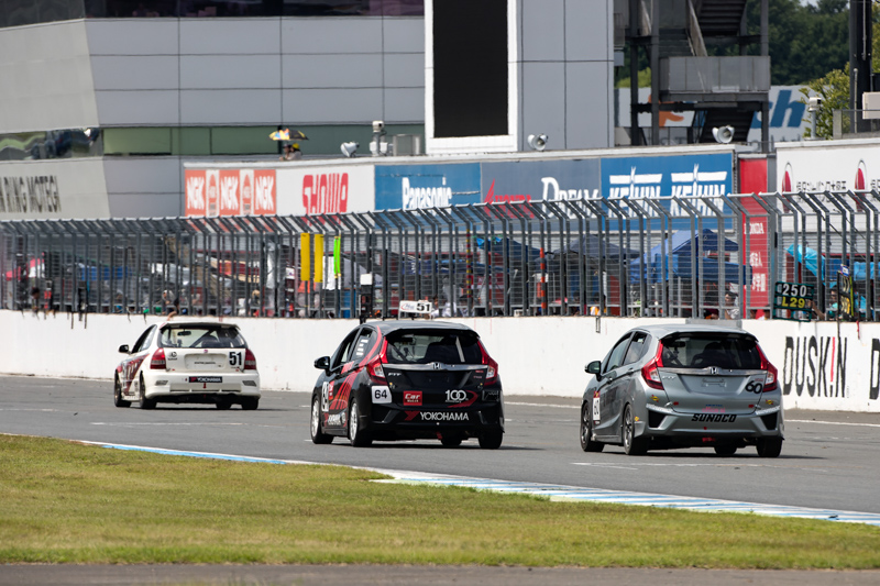 Cドライバーの松田秀士氏が走行