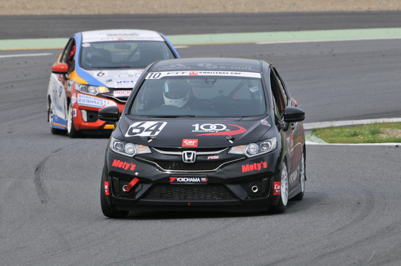 アクシデントのあと、編集部小林が安定した走行を見せ、順位を取り戻した