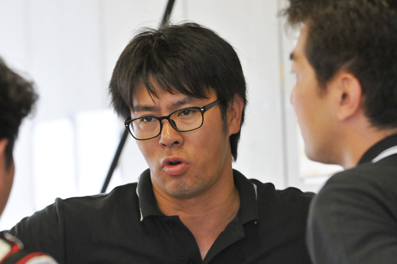 こちらはアウティスタの代表取締役社長である九谷田敦氏。ピットワークの舵取りを務めた