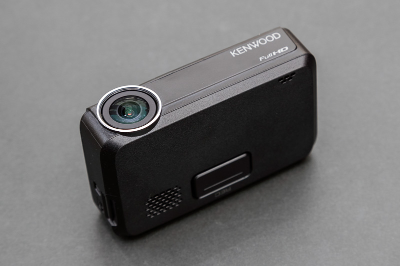 本体にはマニュアル録画ボタンや電源スイッチなどがある。カードスロットは向かって左側