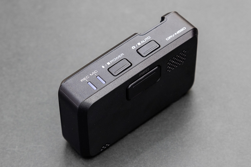 本体にはマニュアル録画ボタンや電源スイッチなどがある。カードスロットは向かって左側