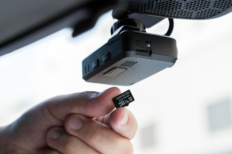 ケンウッドからはドラレコ向けのpSLCタイプのmicroSDHCカードがリリースされている。8GBのカードが同梱されているが、容量を増やしたいならこちらを選ぶと安心