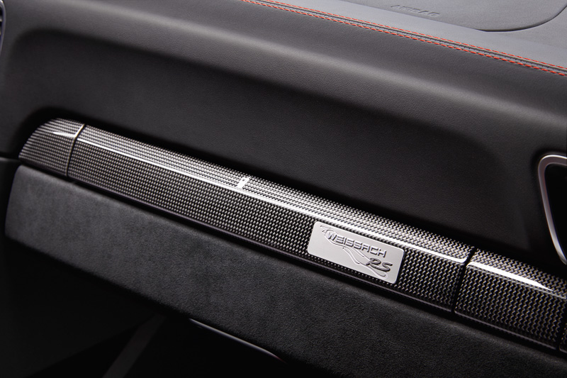 最高出力515kW（700PS）、最大トルク750Nmを発生する水平対向 3.8リッターツインターボエンジンを搭載