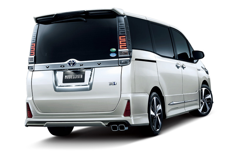 フロントスポイラー、スタイリッシュモール、リアスカート、シグネチャーイルミブレード」をセットにした「エアロキットA」（塗装済：17万2800円、素地：16万920円）と、フードガーニッシュ、ミラーガーニッシュ、バックドアガーニッシュをセットにした「クールシャインキット」（6万4800円）などを装着