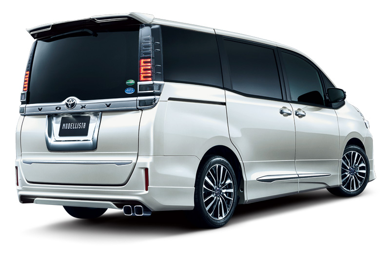 フロントスポイラー、スタイリッシュモール、リアスカートをセットにした「エアロキットB」（塗装済12万2040円、素地：11万160円）などを装着したヴォクシー